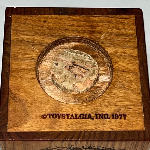 Vintage Toystalgia, Inc 1977 Chicken Feed‎ Wooden Cube Bank - Picture 7 of 10